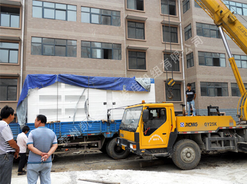 凯华600KW低噪音柴油发电机组合肥项目吊装现场